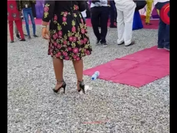 Video: Lady Rocking High-Heel Shoes Almost Fell Down At Pasuma